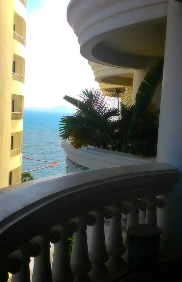 Sky Beach Beachfront Pattaya Extérieur photo